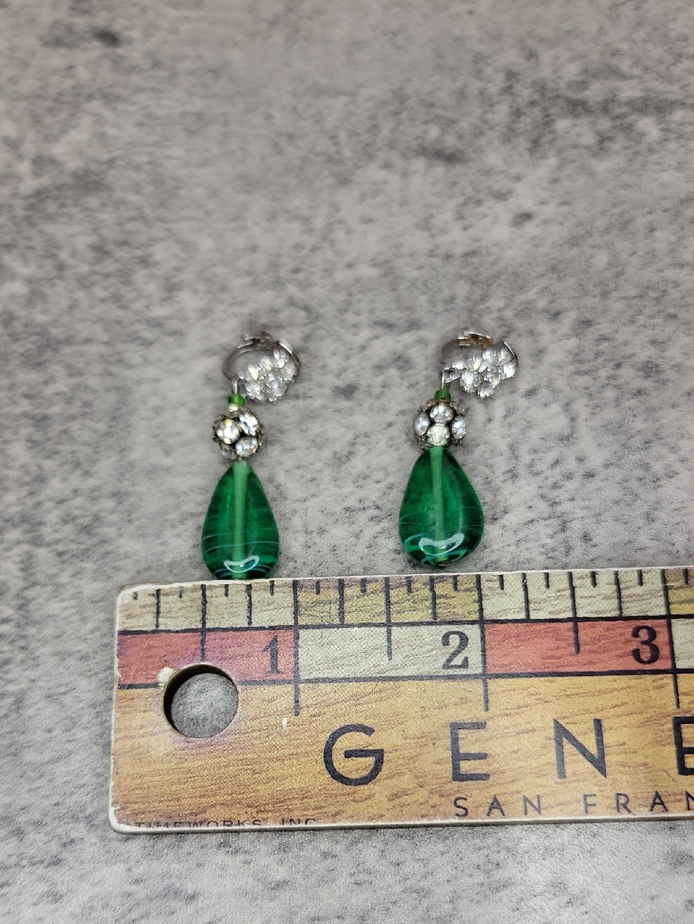 Vintage green bead and rhinestones clip on dangle earrings - Picture 5 of 7